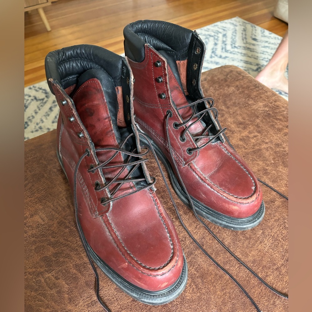 RED WING MENS 10.5 work boots. Worn for less than a season.